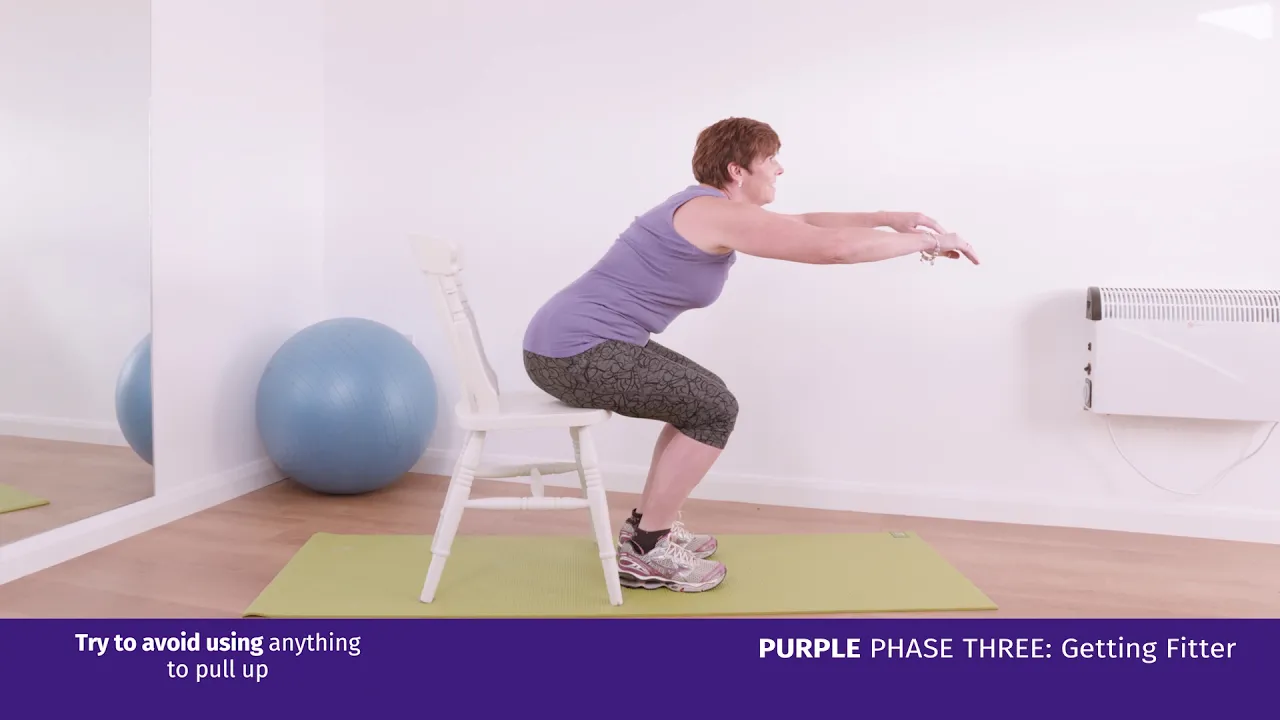 uma mulher fazendo um exercício em uma cadeira