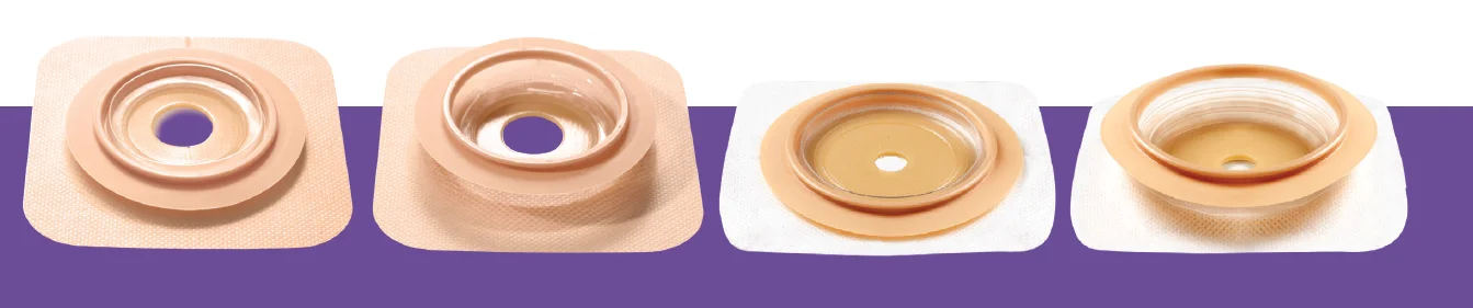 茶色の液体が入った白いプレートのグループ