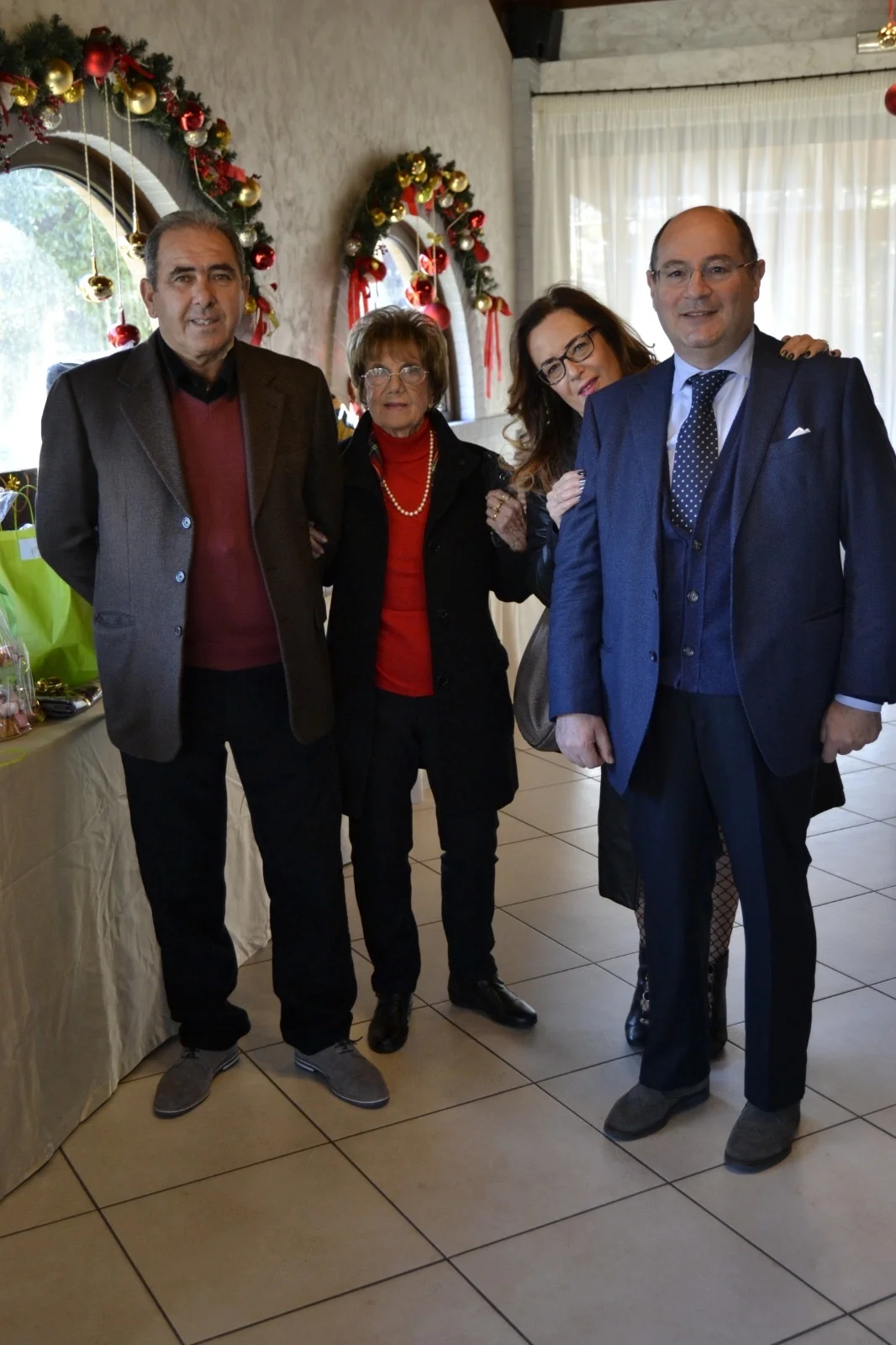 写真のポーズをとっている人々のグループ