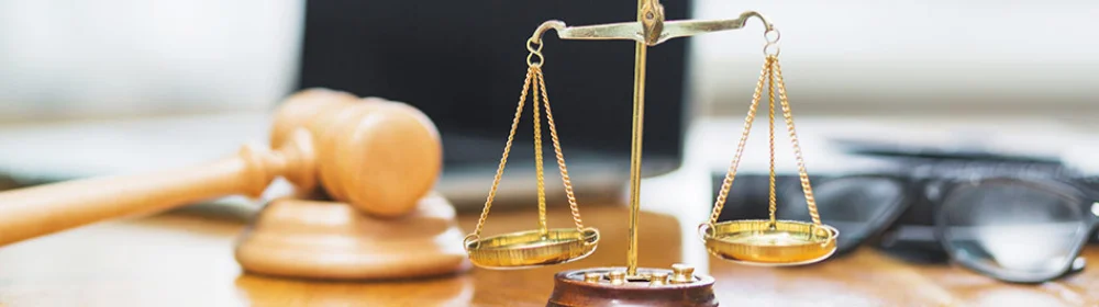 いくつかの金と銀の鱗