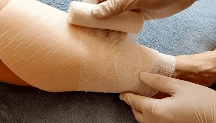 Un primer plano de una persona con guantes