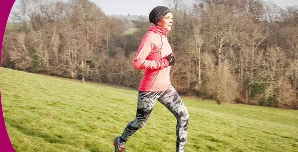 Um homem correndo em um campo de grama