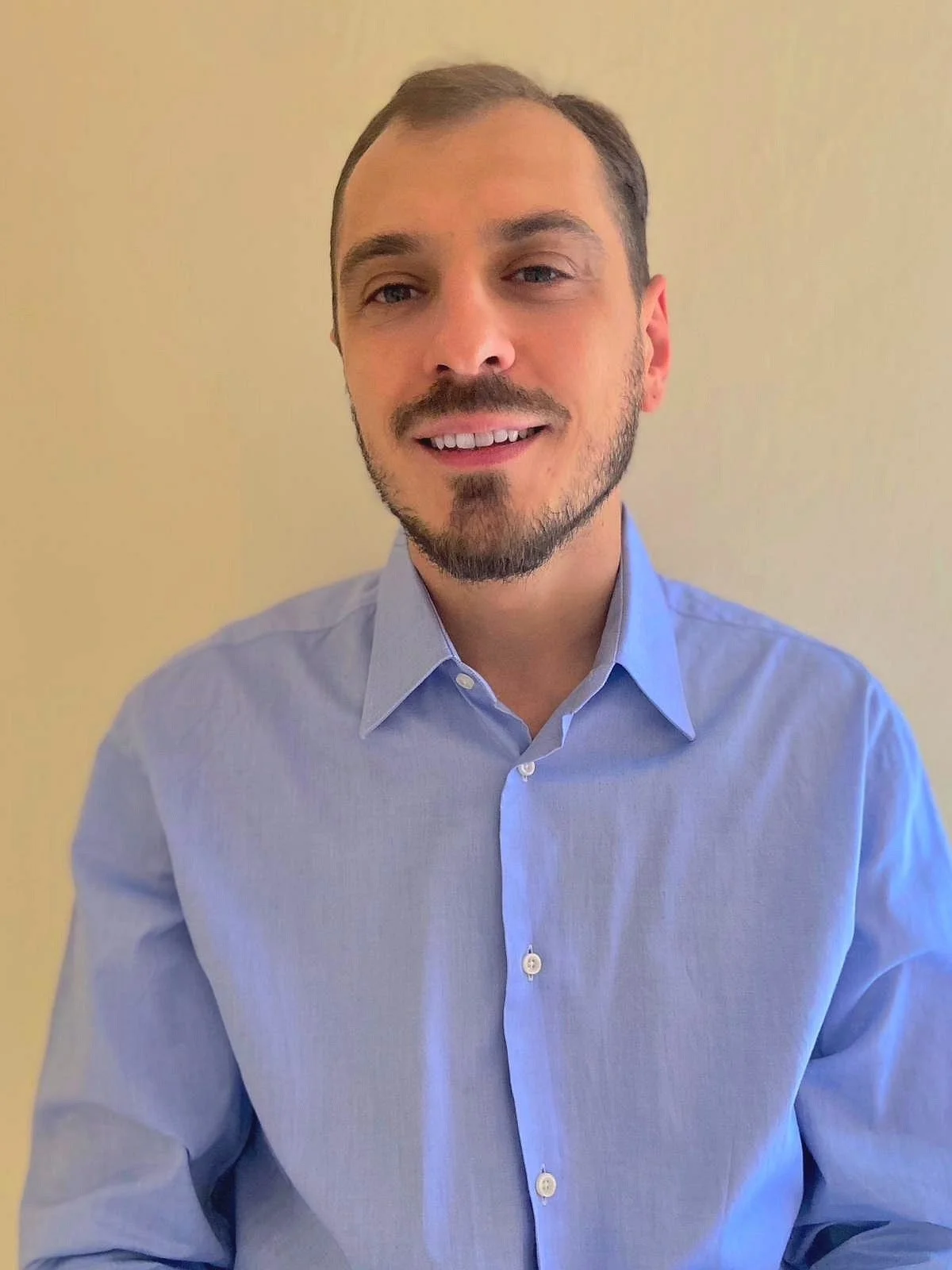 Un uomo con la barba che sorride