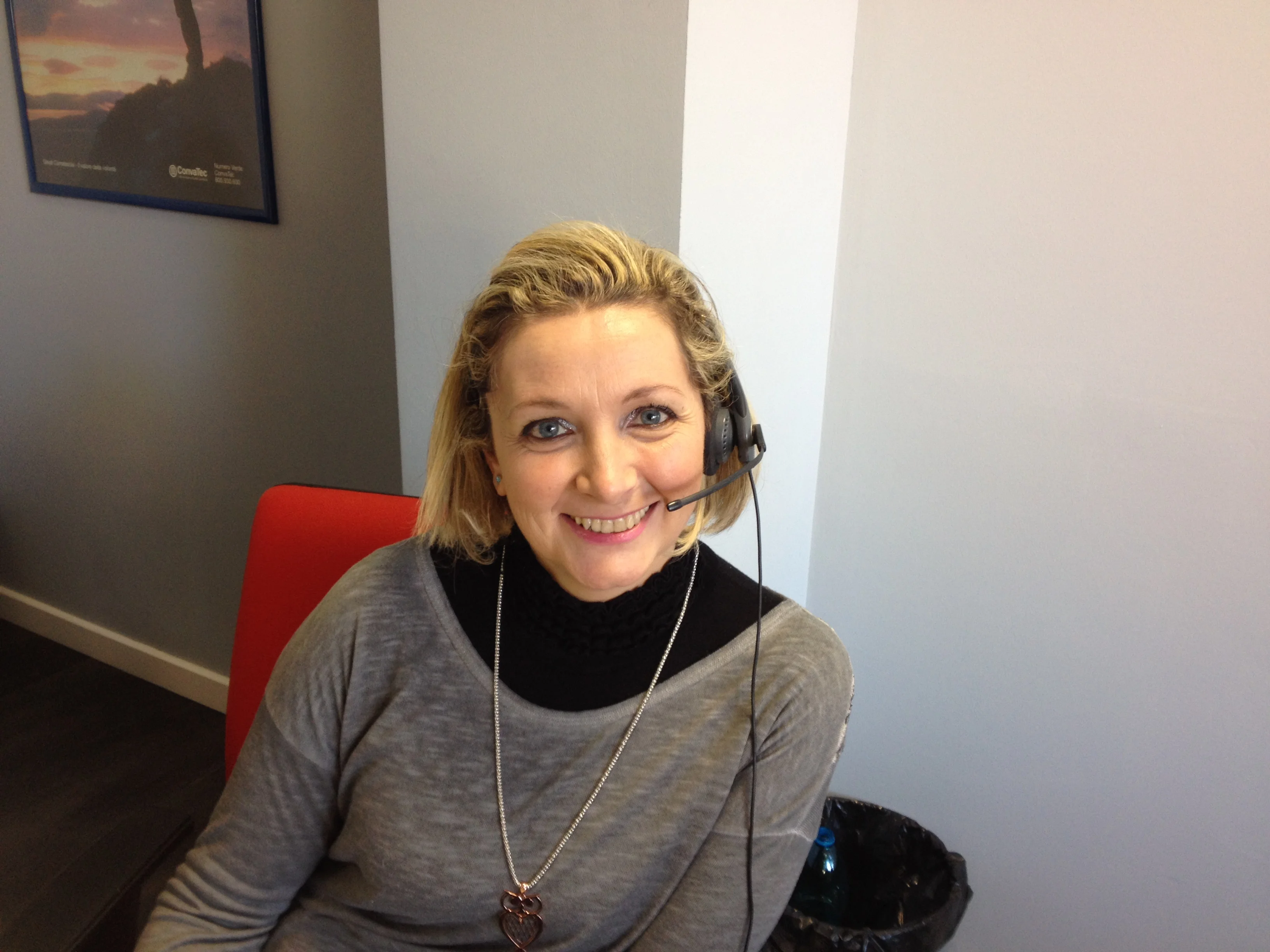 ヘッドホンを装着した女性