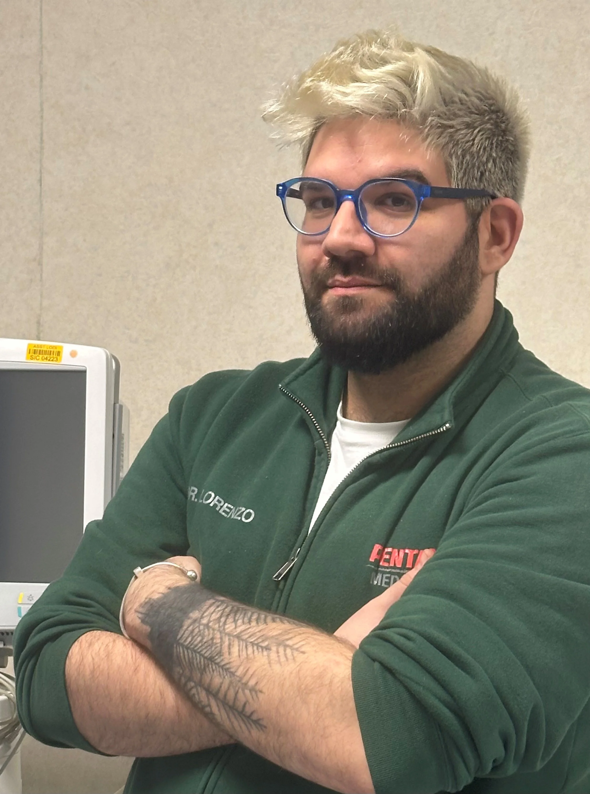 un uomo con gli occhiali