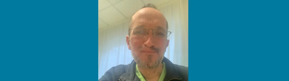 Un uomo che porta gli occhiali