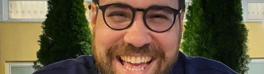 眼鏡をかけた男性