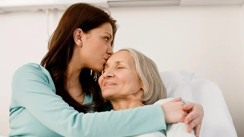 Eine Frau, die eine Frau auf die Wange küsst