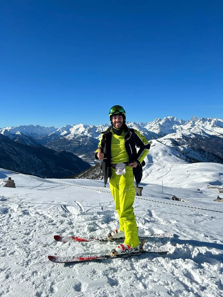 雪山のスキー用具を着た男