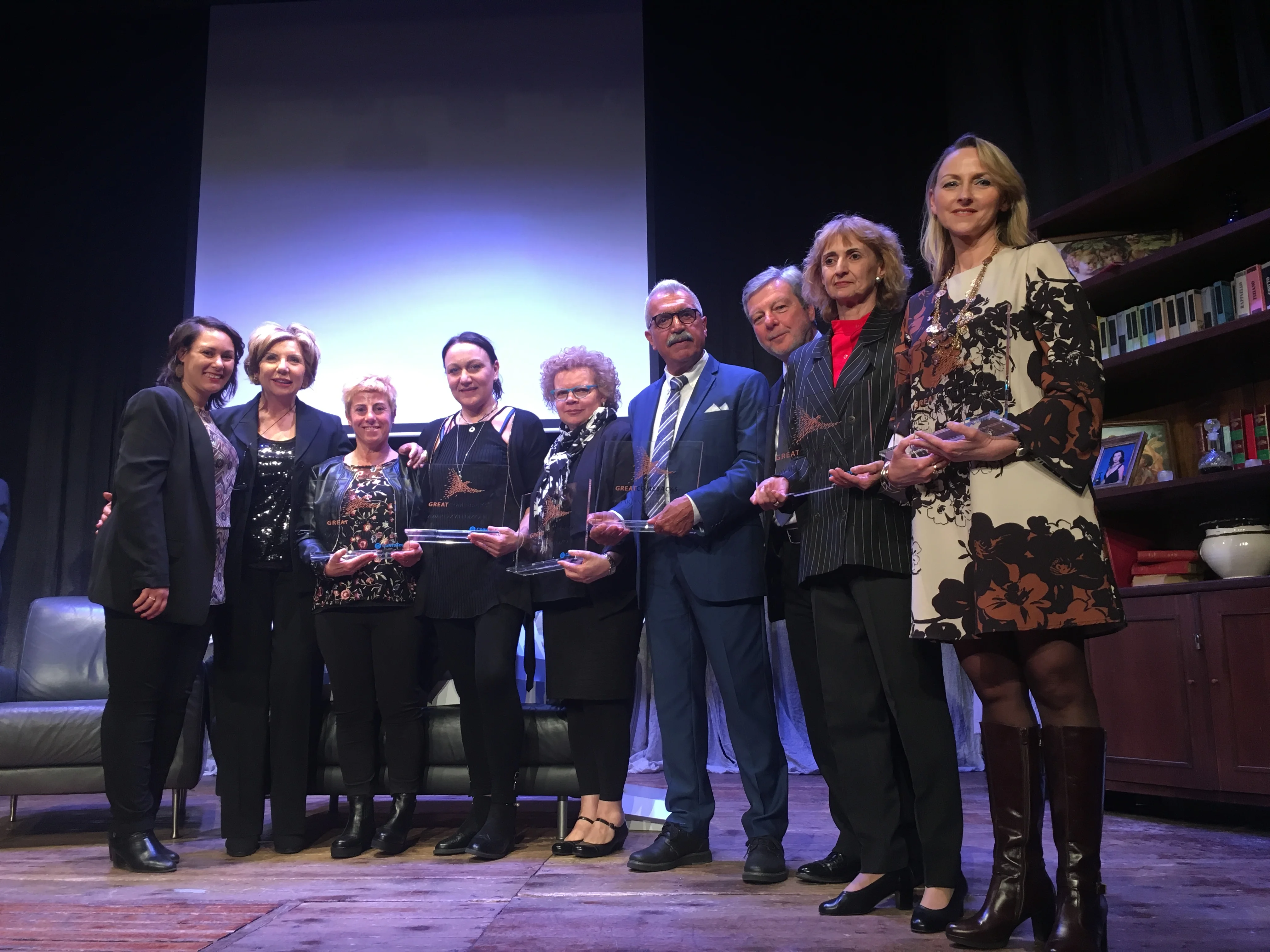 U1403380: gcb-ceremony-award.jpg