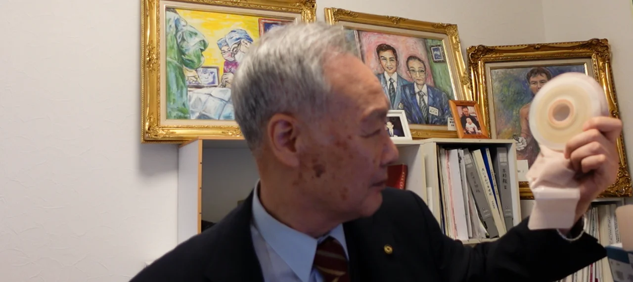 トロフィーを持つ男