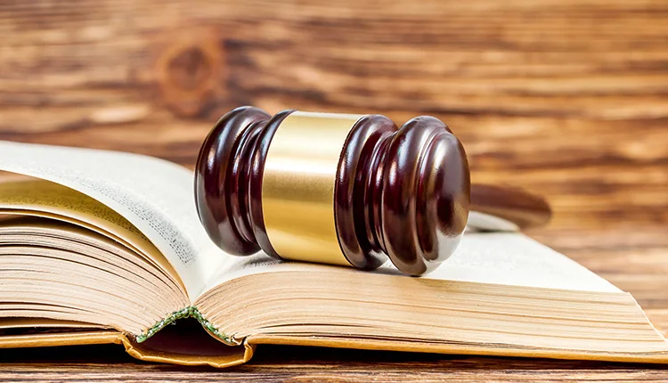 本の上の金と銀の指輪