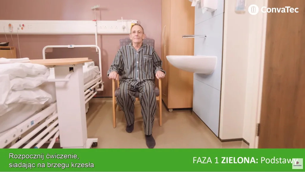 mężczyzna stojący w pokoju