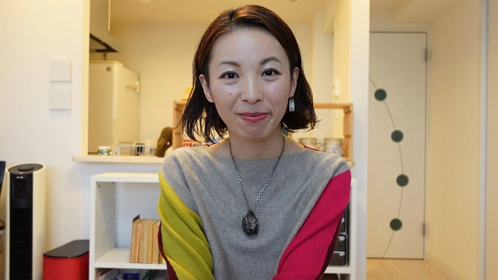 部屋の中の女性