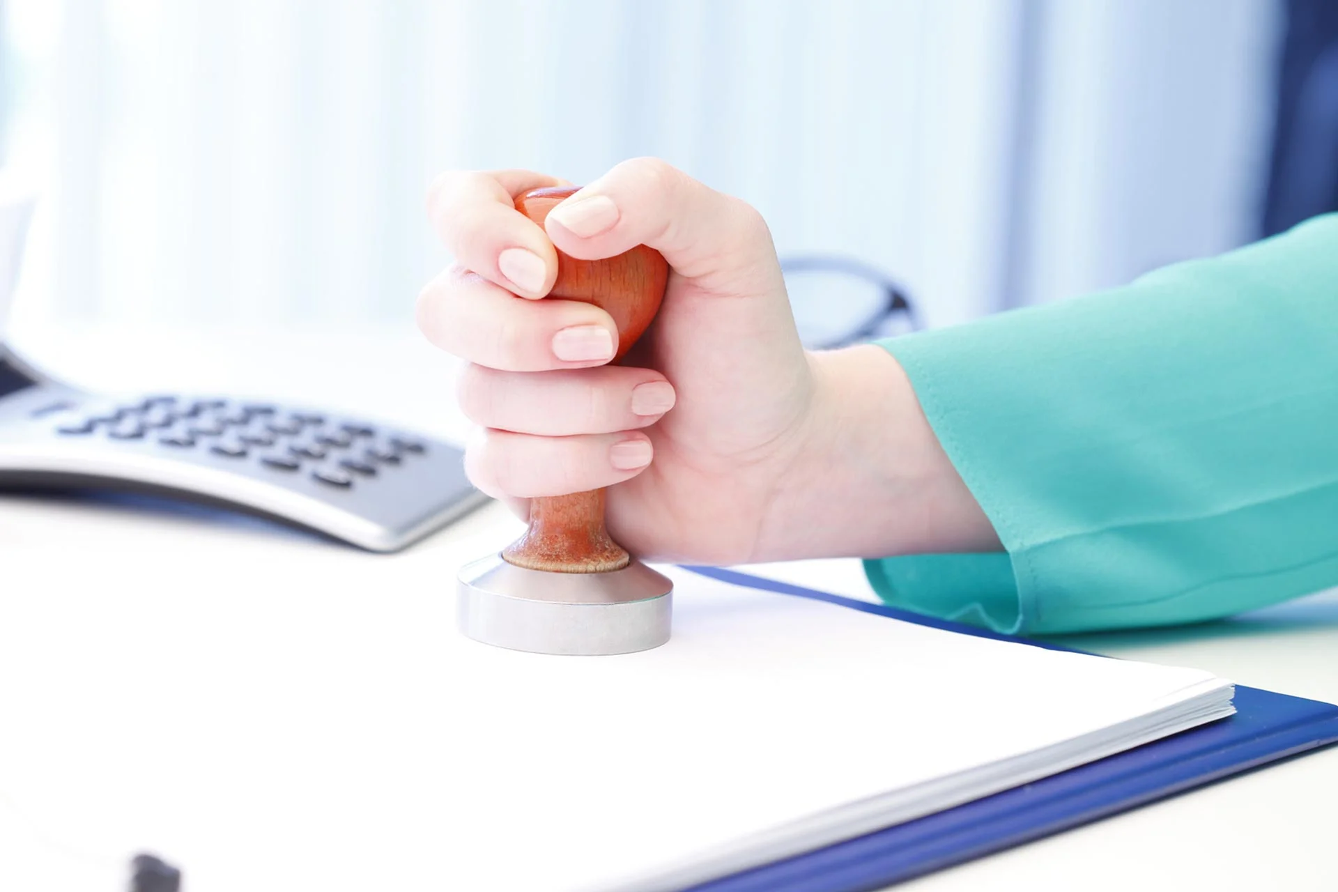 La mano di una persona che tiene un piccolo oggetto